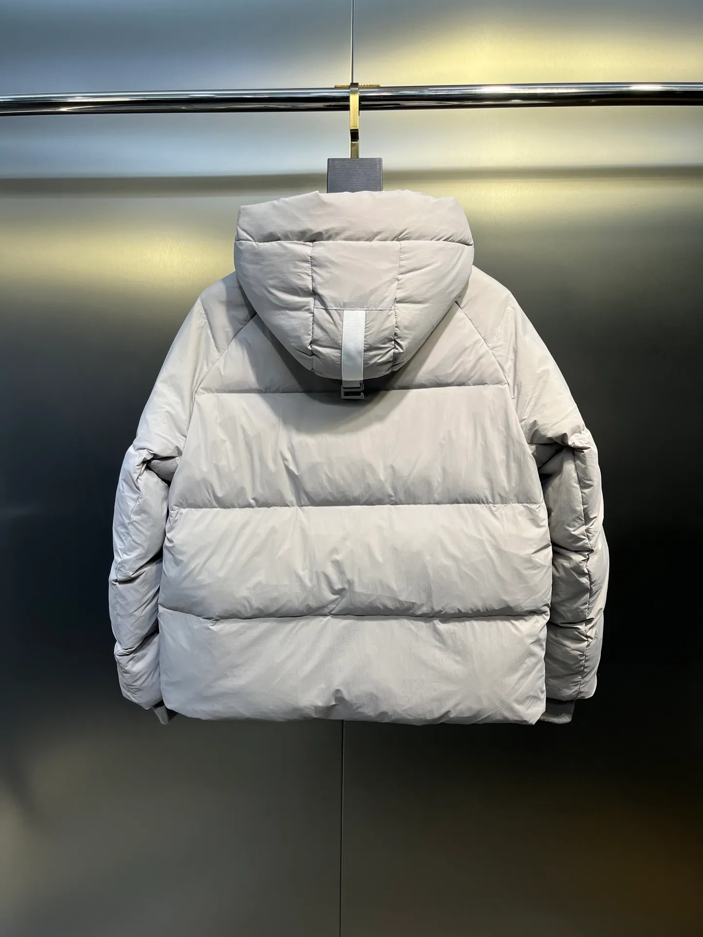 P740 Big Goose Capsule White Label Down Canada Goos* Canada Goose's new limited white label bread jacket, the same style for men and women, filled with 625 fill power white goose down, and the fabric has a satin feel. Suitable for wearing in spring and autumn in various cities, this model has a stand-up collar design, classic and versatile, and has good thermal insulation effect! Fabric + Features: ✅Fabric: 85% polyester, 15% cotton, windproof and waterproof ✅Lining: 100% polyester, windproof and waterproof ✅Filling: 80% pure white duck down, 20% pure white feathers ✅Fillness: 625 ✅Care instructions: Dry cleaning ✅Zipper: Genuine YKK two-way entrance zipper ✅TEI Temperature Feeling Index 1: Lightweight minus 5 degrees to 5 degrees Technology: ✅The fabric is made of CORDURA polyamide fabric, which is a new functional fabric and a leading technological product. The durability is 2 times higher than ordinary nylon fabric. Wear resistance, strong tear resistance, good hand feel and good color. ✅The liner is filled with imported 625 fill power 90 white duck down, the liner is reinforced with anti-runaway velvet liner, and the fly on the front center fly is designed with snap buttons to prevent ventilation and rain. Whether it is hiking, urban walking or polar exploration, this model can help you find the Cana that suits your body, activities and lifestyle. Color: pink, blue, black, white Size: xs-l